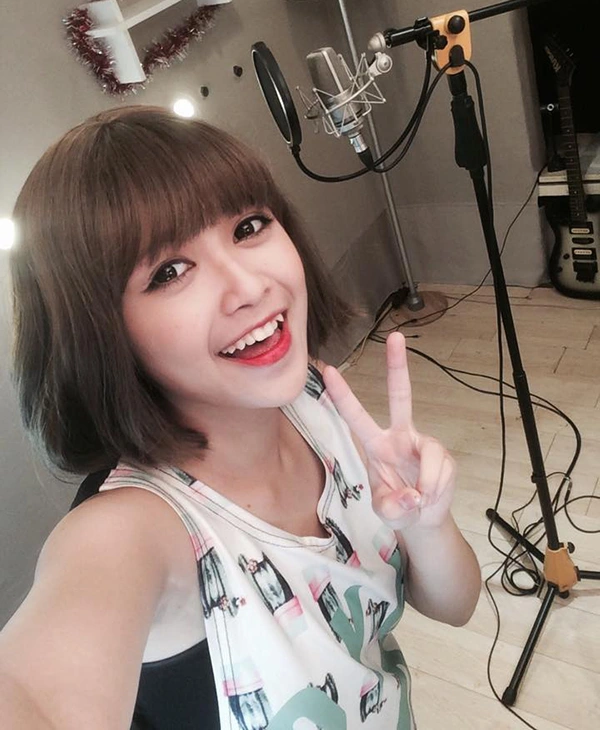 Mỗi video cover của cô đều nhận về hàng trăm nghìn, thậm chí hàng triệu lượt xem, biến Mờ Naive trở thành cái tên được nhớ mặt trong làng nhạc cover Việt Nam.