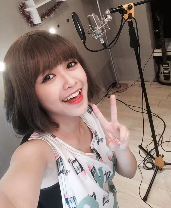 Mỗi video cover của cô đều nhận về hàng trăm nghìn, thậm chí hàng triệu lượt xem, biến Mờ Naive trở thành cái tên được nhớ mặt trong làng nhạc cover Việt Nam.