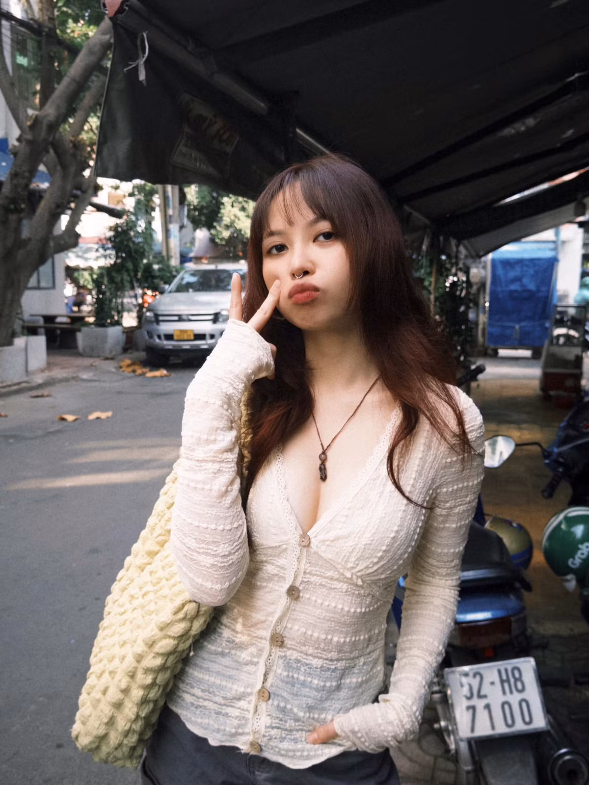 Trên trang cá nhân, Mờ Naive thường đăng tải những khoảnh khắc trong phòng thu, hay khi đi biểu diễn.