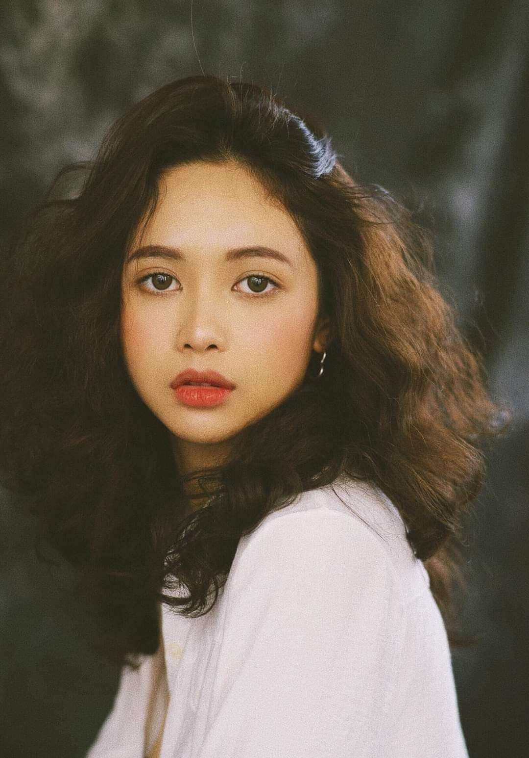 Cô nàng từng học hệ trung cấp thanh nhạc tại trường ĐH Văn hóa nghệ thuật quân đội.