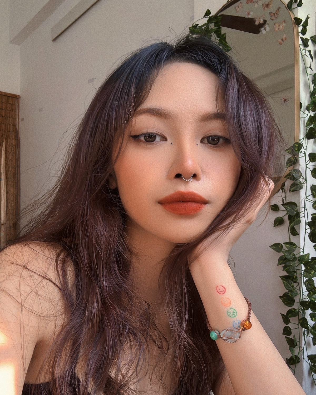 Gương mặt cô nàng đã bớt đi nét hồn nhiên, ngây thơ và đáng yêu ngày nào, thay vào đó là sự sắc sảo, cá tính.