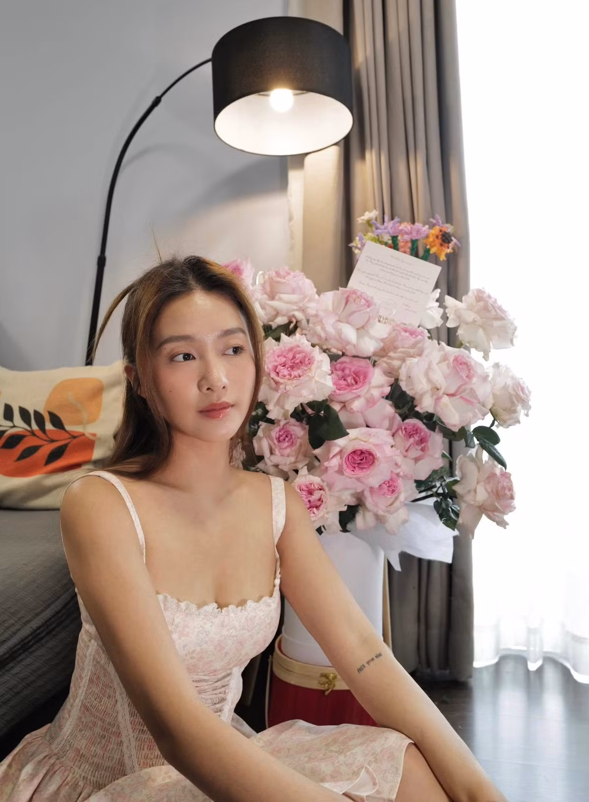 Cô nàng cũng là gương mặt đại diện cho nhiều nhãn hàng thời trang, mỹ phẩm và thể thao nhờ phong cách thời trang linh hoạt và vóc dáng lý tưởng.