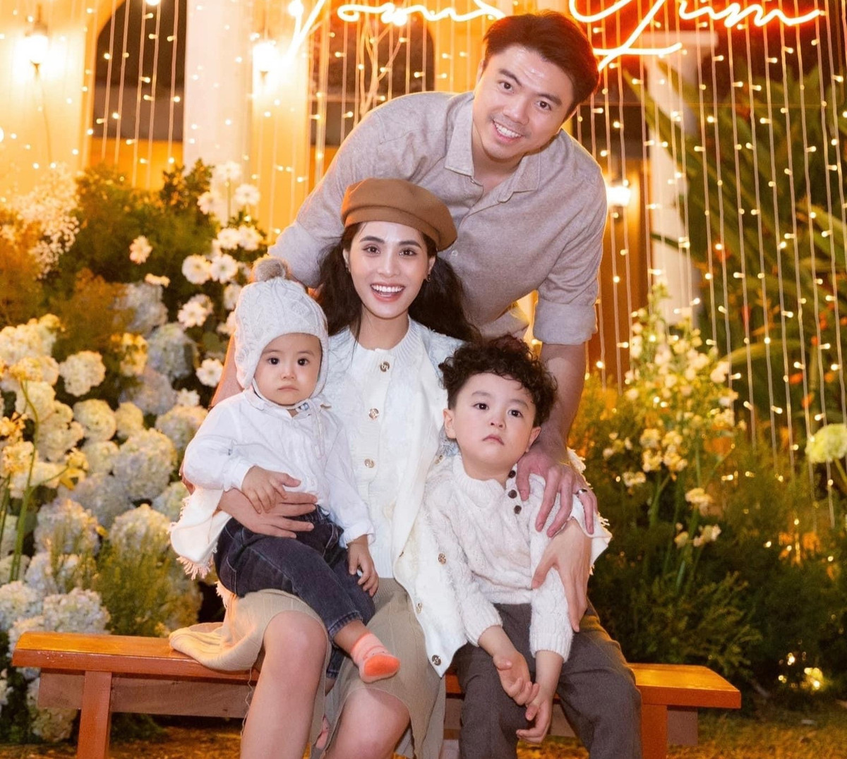 Trong một phần trình diễn của Kiều Anh khi được phát sóng trực tiếp, cô còn được ông xã ủng hộ bằng cách “đập tiền” để mua bình luận nổi bật trên sóng trực tiếp. Khi ấy, Văn Quỳnh đã chi gần 1,3 triệu đồng và ghim dòng chữ: “Kành iu” (nói lái của từ: “Kiều Anh”) lên vị trí Top 1 của phần bình luận trực tiếp.