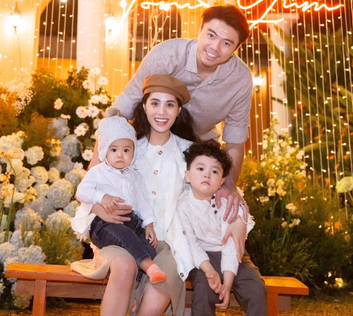 Trong một phần trình diễn của Kiều Anh khi được phát sóng trực tiếp, cô còn được ông xã ủng hộ bằng cách “đập tiền” để mua bình luận nổi bật trên sóng trực tiếp. Khi ấy, Văn Quỳnh đã chi gần 1,3 triệu đồng và ghim dòng chữ: “Kành iu” (nói lái của từ: “Kiều Anh”) lên vị trí Top 1 của phần bình luận trực tiếp.