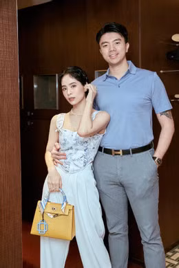 Cuộc sống xa hoa của nàng dâu hào môn thể hiện rõ qua phong cách thời trang sang trọng với bộ sưu tập túi cao cấp, phù hợp từng trang phục.