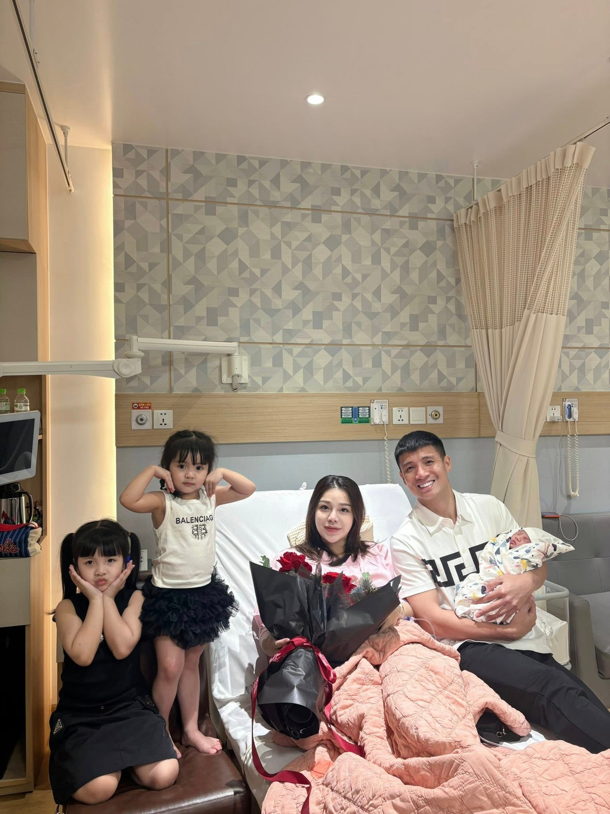 Mới đây, trung vệ Bùi Tiến Dũng khiến cộng đồng mạng "tan chảy" khi chia sẻ khoảnh khắc hạnh phúc bên vợ và các con tại bệnh viện, chào đón thành viên mới của gia đình nhỏ.