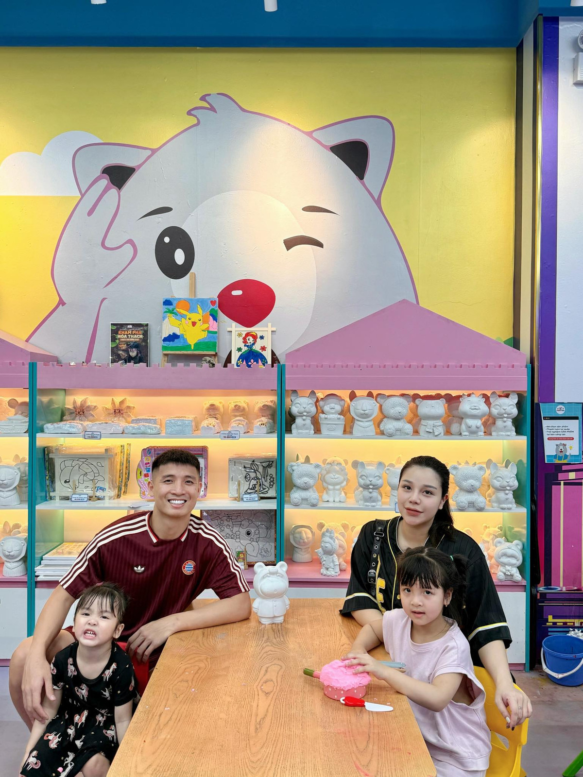 Sự xuất hiện của em bé thứ 3 đánh dấu một cột mốc quan trọng trong cuộc sống hôn nhân của Bùi Tiến Dũng và Khánh Linh. Cặp đôi kết hôn năm 2019, hiện đang là một trong những gia đình cầu thủ được ngưỡng mộ nhất V-League bởi hình ảnh chỉn chu, gần gũi và luôn tràn đầy năng lượng tích cực.