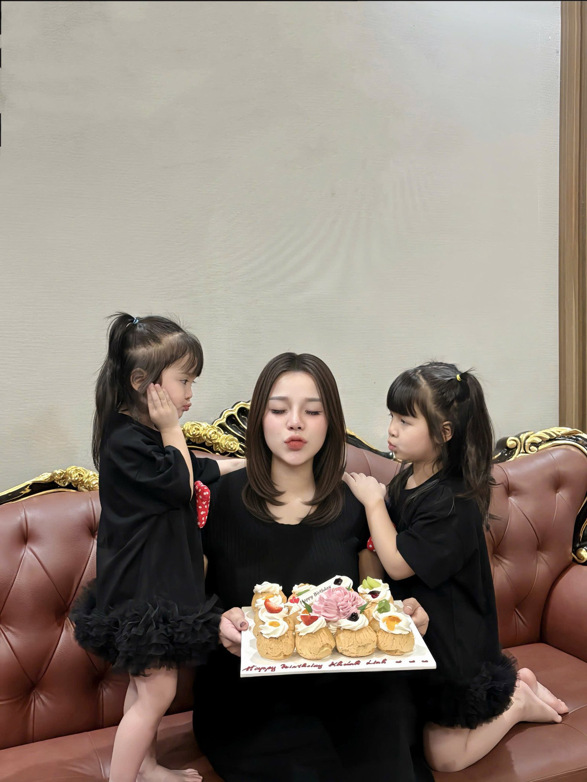 Trước đó, trên trang cá nhân ngày 22/4, cầu thủ Bùi Tiến Dũng chia sẻ hình ảnh bà xã và cậu con trai vừa chào đời. Bé được đặt nick name là Vin. "Chào mừng con trai của bố mẹ đã ra đời. Cảm ơn vợ yêu đã mạnh mẽ vượt cạn thành công. Bố và ShiChi yêu thương mẹ và em Vin nhiều lắm", nam trung vệ viết.