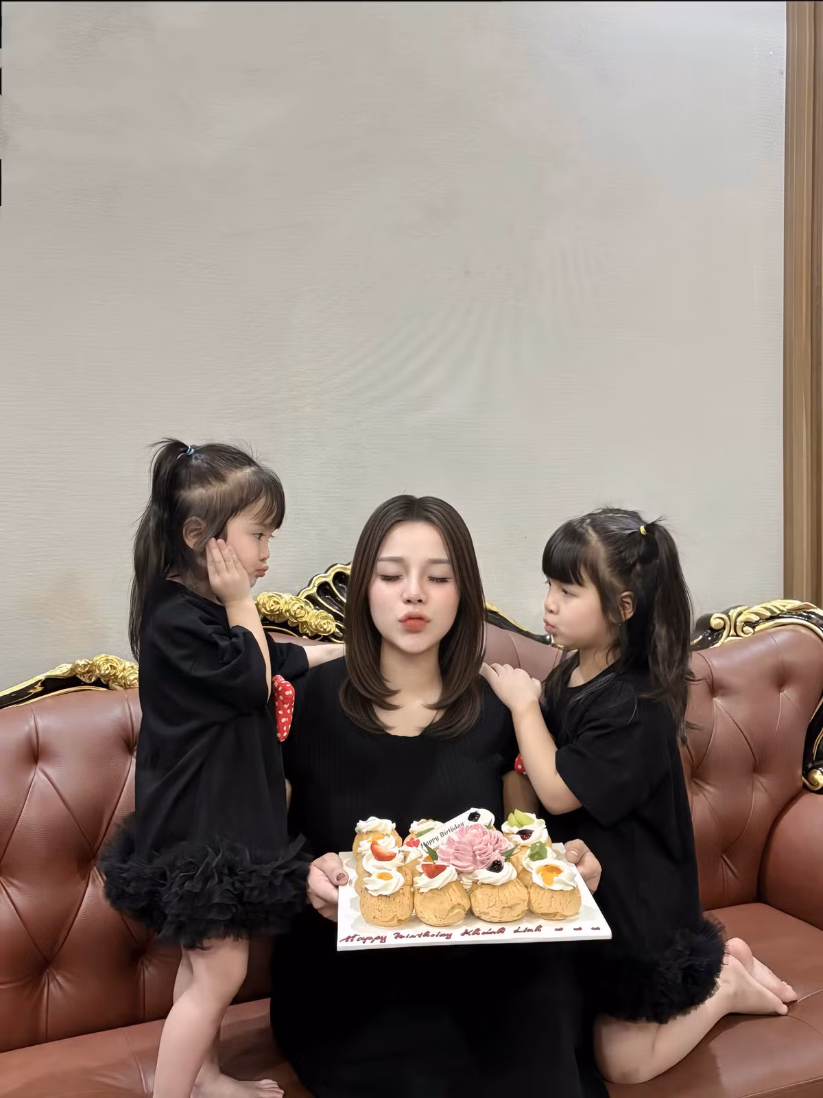 Trước đó, trên trang cá nhân ngày 22/4, cầu thủ Bùi Tiến Dũng chia sẻ hình ảnh bà xã và cậu con trai vừa chào đời. Bé được đặt nick name là Vin. "Chào mừng con trai của bố mẹ đã ra đời. Cảm ơn vợ yêu đã mạnh mẽ vượt cạn thành công. Bố và ShiChi yêu thương mẹ và em Vin nhiều lắm", nam trung vệ viết.