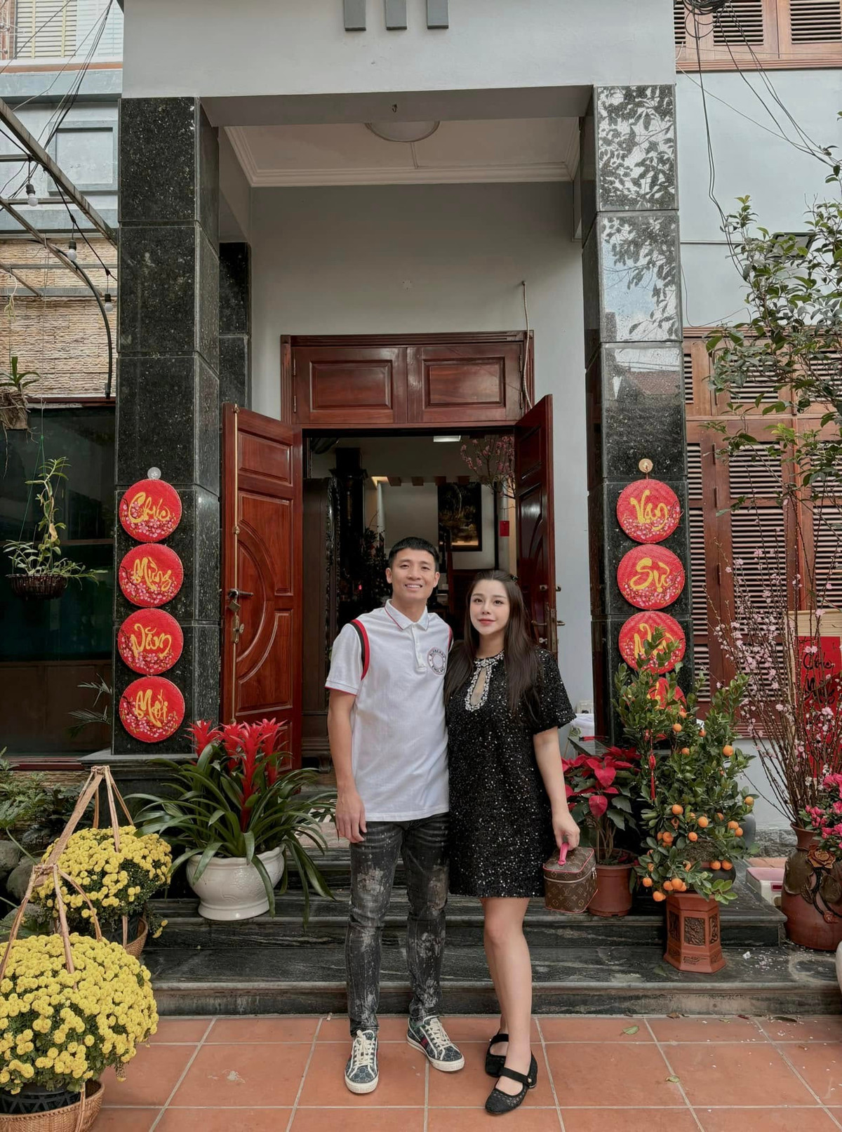 Dù bận rộn với sự nghiệp thi đấu trong màu áo CLB Thép Xanh Nam Định, Bùi Tiến Dũng luôn thể hiện hình ảnh một người chồng, người cha mẫu mực. Anh thường xuyên chia sẻ những khoảnh khắc bên gia đình, từ các chuyến du lịch đến cuộc sống đời thường giản dị.