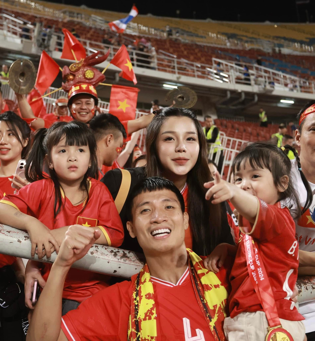 Bà xã Khánh Linh cũng đồng hành với chồng trong những trận đấu quan trọng.