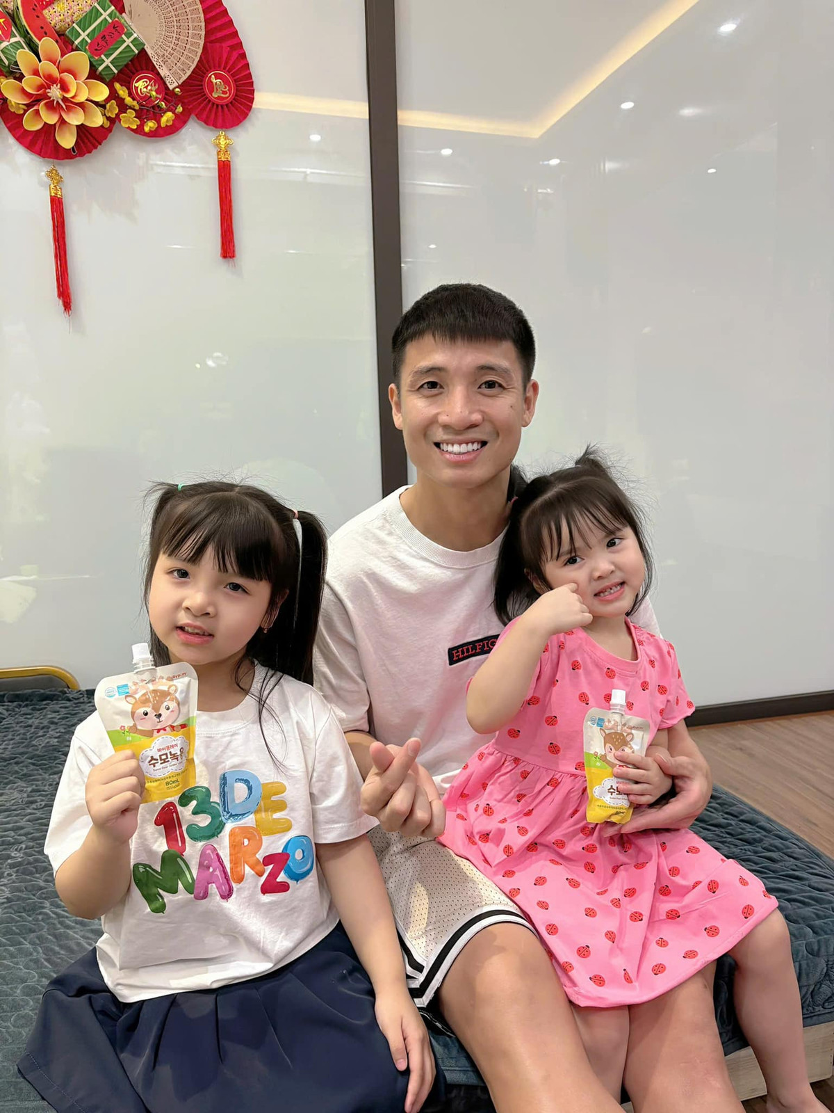 Dưới bài đăng của Tiến Dũng, nhiều bạn bè, đồng đội của anh ở tuyển Việt Nam nhanh chóng để lại bình luận chúc mừng gia đình nhỏ.