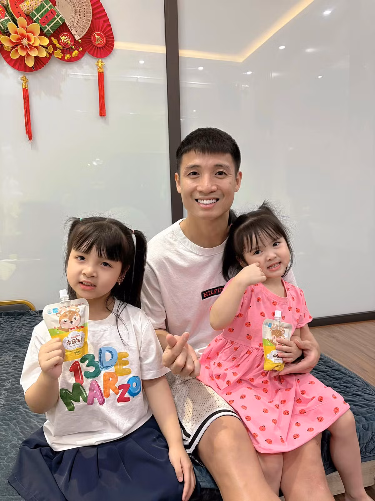 Dưới bài đăng của Tiến Dũng, nhiều bạn bè, đồng đội của anh ở tuyển Việt Nam nhanh chóng để lại bình luận chúc mừng gia đình nhỏ.