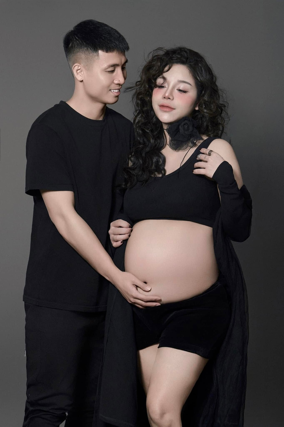 Trung vệ Tiến Dũng (sinh năm 1995) và bà xã Khánh Linh (sinh năm 1997) tổ chức đám hỏi vào tháng 6/2019 và chào đón con gái đầu lòng, bé Sushi, vào cùng năm.