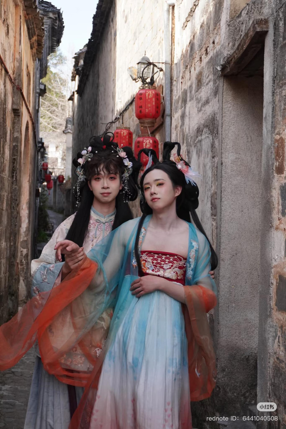 Bộ ảnh nhanh chóng được lan truyền trên mạng xã hội, thu hút hàng ngàn lượt bình luận khen ngợi độ sáng tạo, duyên dáng và dám “chơi” của nhóm bạn trẻ. Nhiều cư dân mạng không ngần ngại để lại lời bình: "Chịu luôn đó, mấy mỹ nhân này hơi đô con nha", "tứ đại giai nhân này cho hỏi làm sao để được gặp ạ", "sao mấy anh tìm thấy nhau hay vậy".