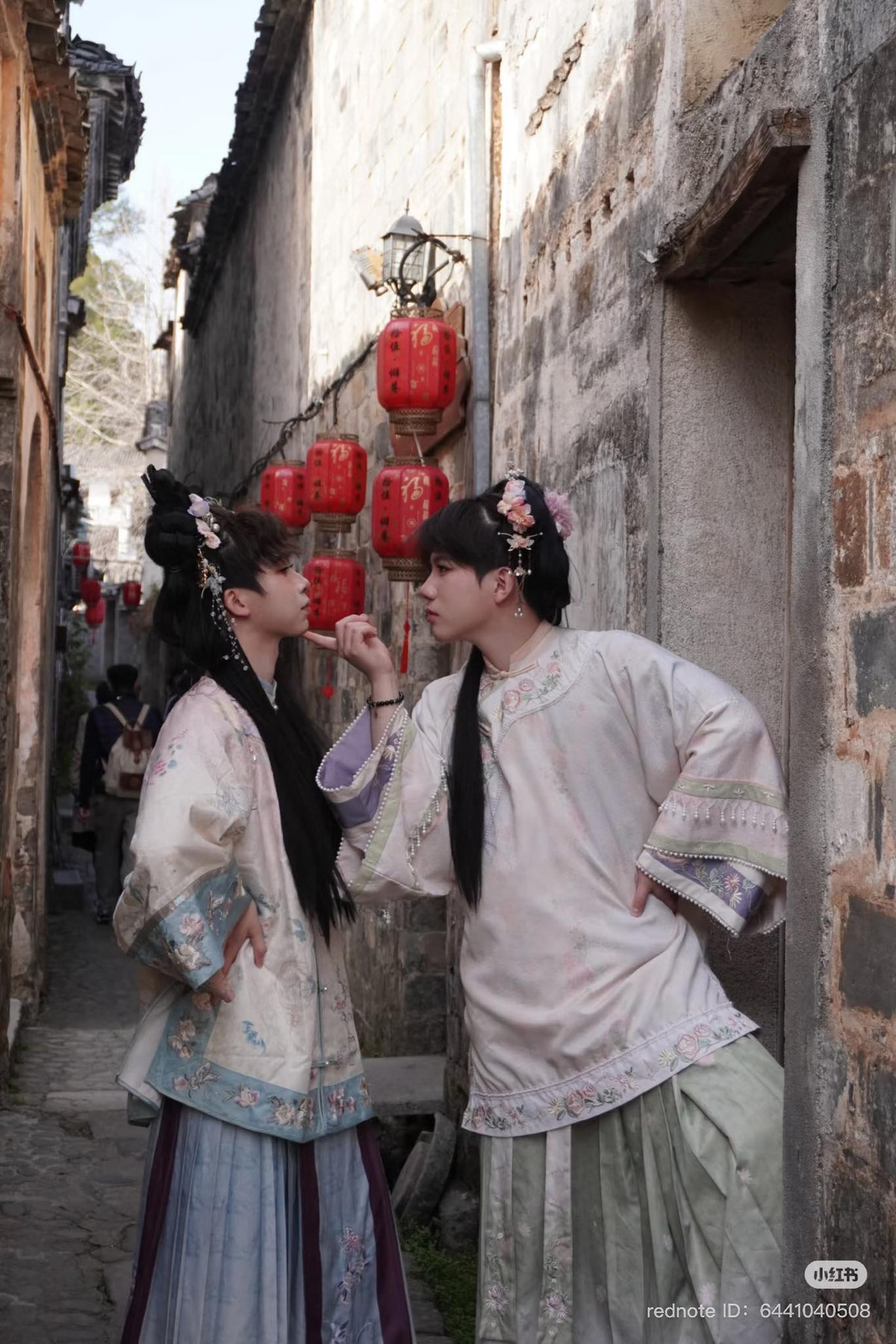 Các bạn nam này cũng rất chịu khó tạo dáng.