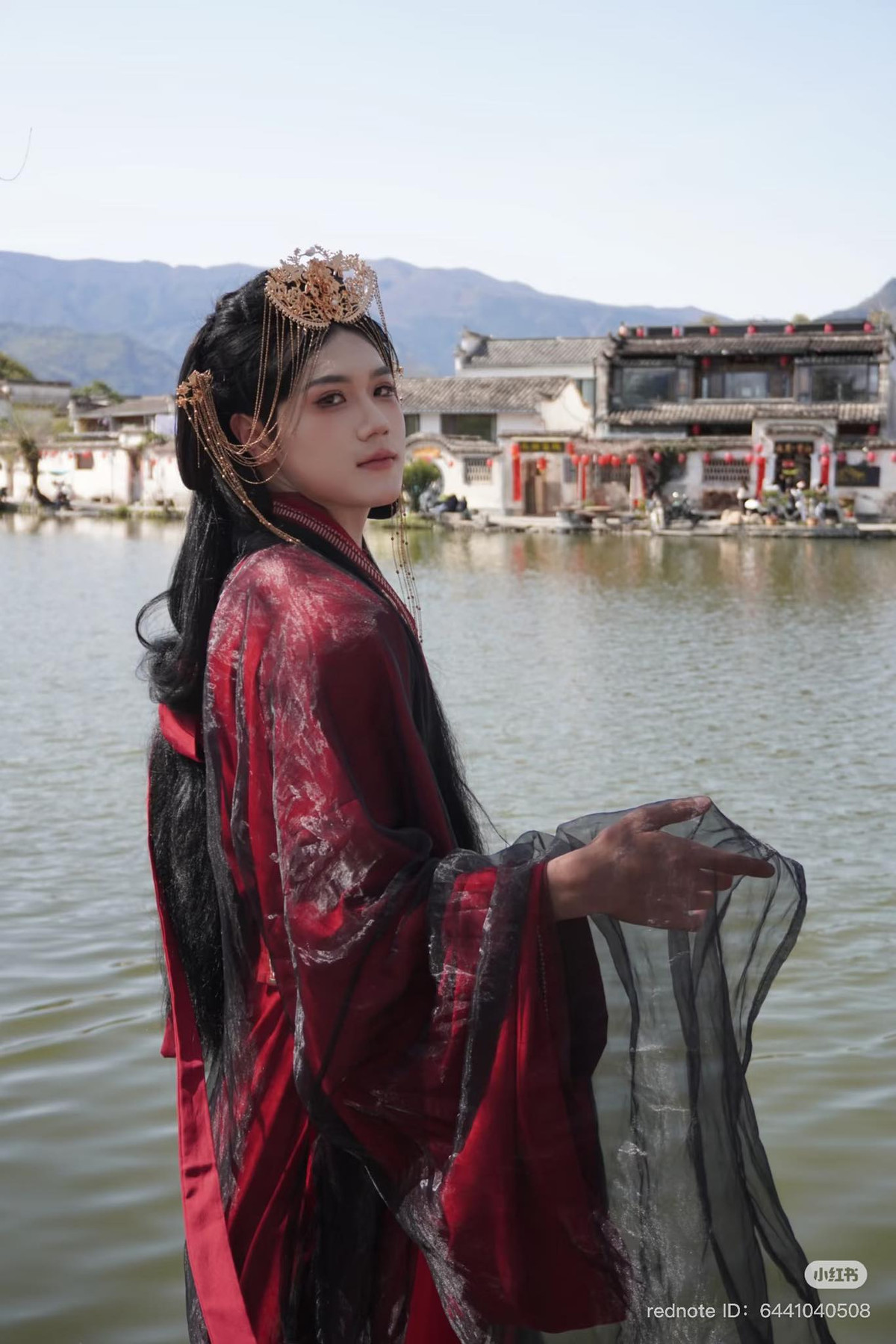 Mỗi người một vẻ, người thì đội mũ phượng hoàng, người lại búi tóc cao với hoa văn lộng lẫy, tất cả hòa quyện tạo nên một phiên bản "tứ đại mỹ nhân" thời hiện đại đầy hài hước và sáng tạo.