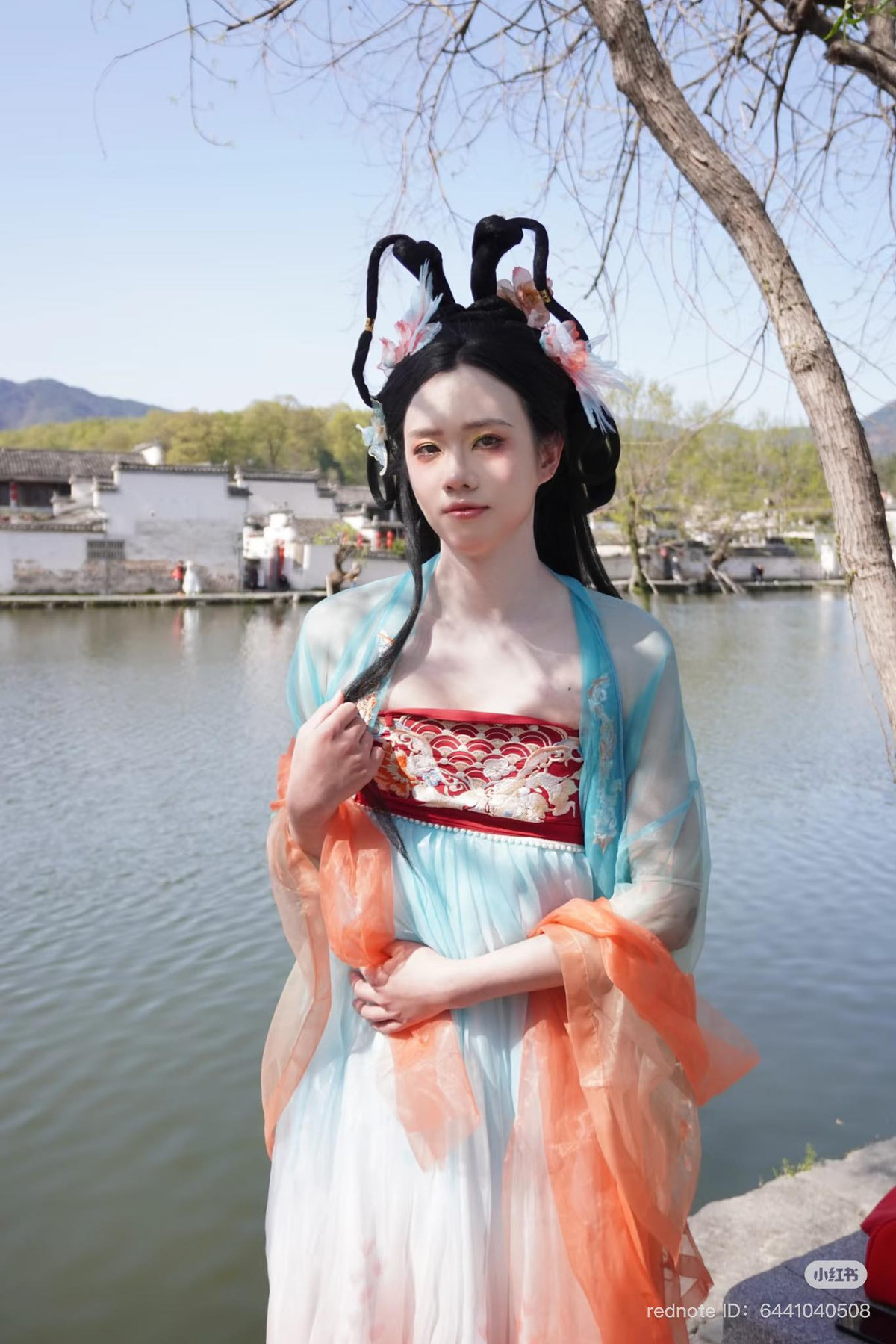 Biểu cảm thần thái, cách tạo dáng và sự đầu tư nghiêm túc vào trang phục khiến ai xem cũng phải gật gù công nhận: "Tuy buồn cười nhưng vẫn đẹp xuất sắc!"