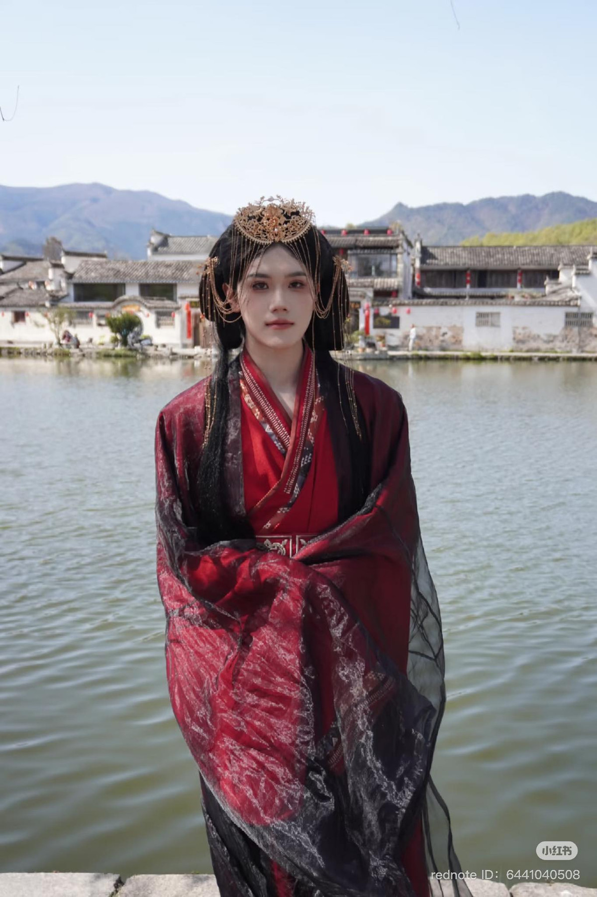 Từ những chàng trai mang phong cách hiện đại, cá tính trong trang phục jacket, áo hoodie thường ngày, nhóm bạn trẻ này đã khiến người xem "mắt chữ A, miệng chữ O" khi xuất hiện trong những bộ y phục cổ trang cầu kỳ, makeup chỉn chu và tạo hình như bước ra từ phim cổ trang Trung Hoa.