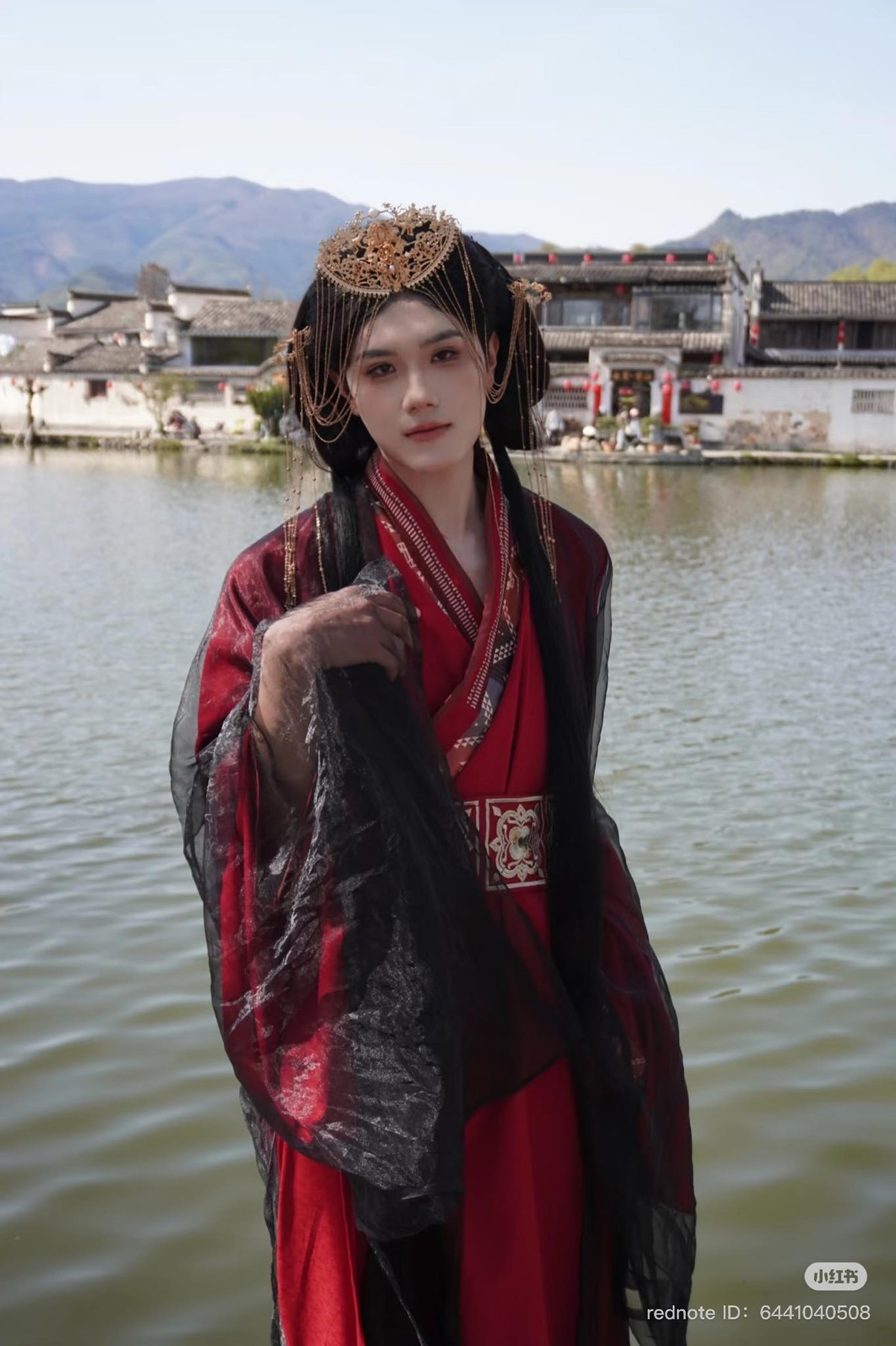 Trong khung cảnh hữu tình của cổ trấn bên hồ nước thơ mộng, những "mỹ nam hóa mỹ nữ" này đã tạo nên loạt khoảnh khắc vừa duyên dáng vừa hài hước.