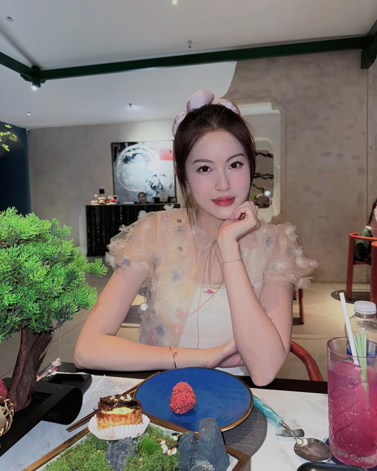 Tăng Mỹ Hàn – hot girl được biết đến với danh xưng bạn gái nam rapper HIEUTHUHAI – vừa chia sẻ loạt ảnh mới ghi lại khoảnh khắc ngọt ngào trong buổi hẹn hò làm bánh thu hút sự chú ý.