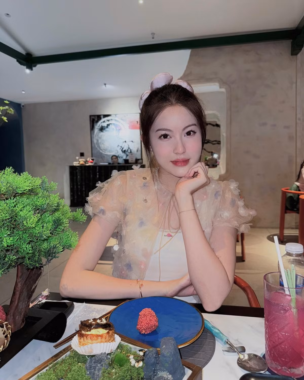 Tăng Mỹ Hàn – hot girl được biết đến với danh xưng bạn gái nam rapper HIEUTHUHAI – vừa chia sẻ loạt ảnh mới ghi lại khoảnh khắc ngọt ngào trong buổi hẹn hò làm bánh thu hút sự chú ý.