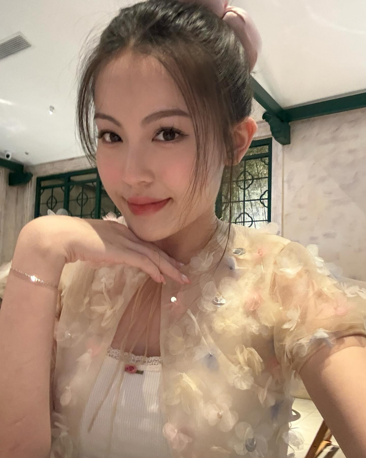 Diện outfit nhẹ nhàng với áo voan đính hoa trong suốt, kết hợp mái tóc buộc nơ điệu đà, cô nàng khiến người nhìn “tan chảy” bởi visual trong trẻo và thần thái dịu dàng như nàng thơ.