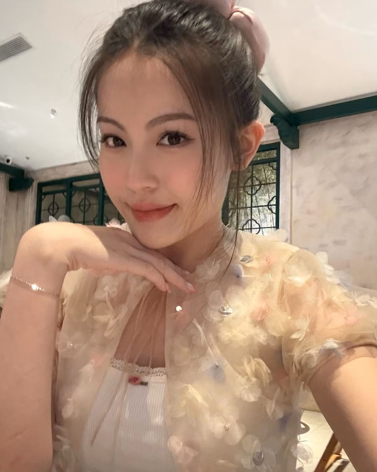 Diện outfit nhẹ nhàng với áo voan đính hoa trong suốt, kết hợp mái tóc buộc nơ điệu đà, cô nàng khiến người nhìn “tan chảy” bởi visual trong trẻo và thần thái dịu dàng như nàng thơ.