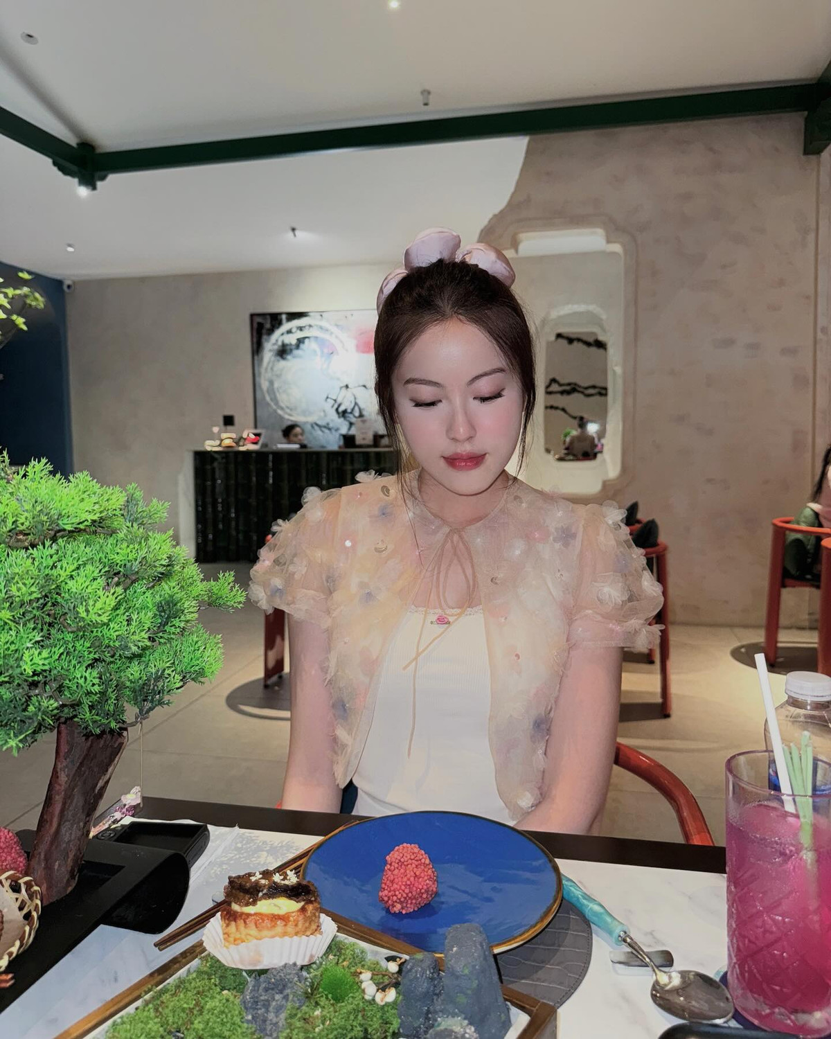 Bên cạnh nhan sắc nổi bật, điểm đáng chú ý chính là những chiếc bánh hình thù dễ thương do chính tay Mỹ Hàn thực hiện. Cô không chỉ khéo tay trong gian bếp mà còn khéo léo chọn không gian thưởng trà đậm chất Nhật Bản để ghi lại những khoảnh khắc đậm chất “healing”.