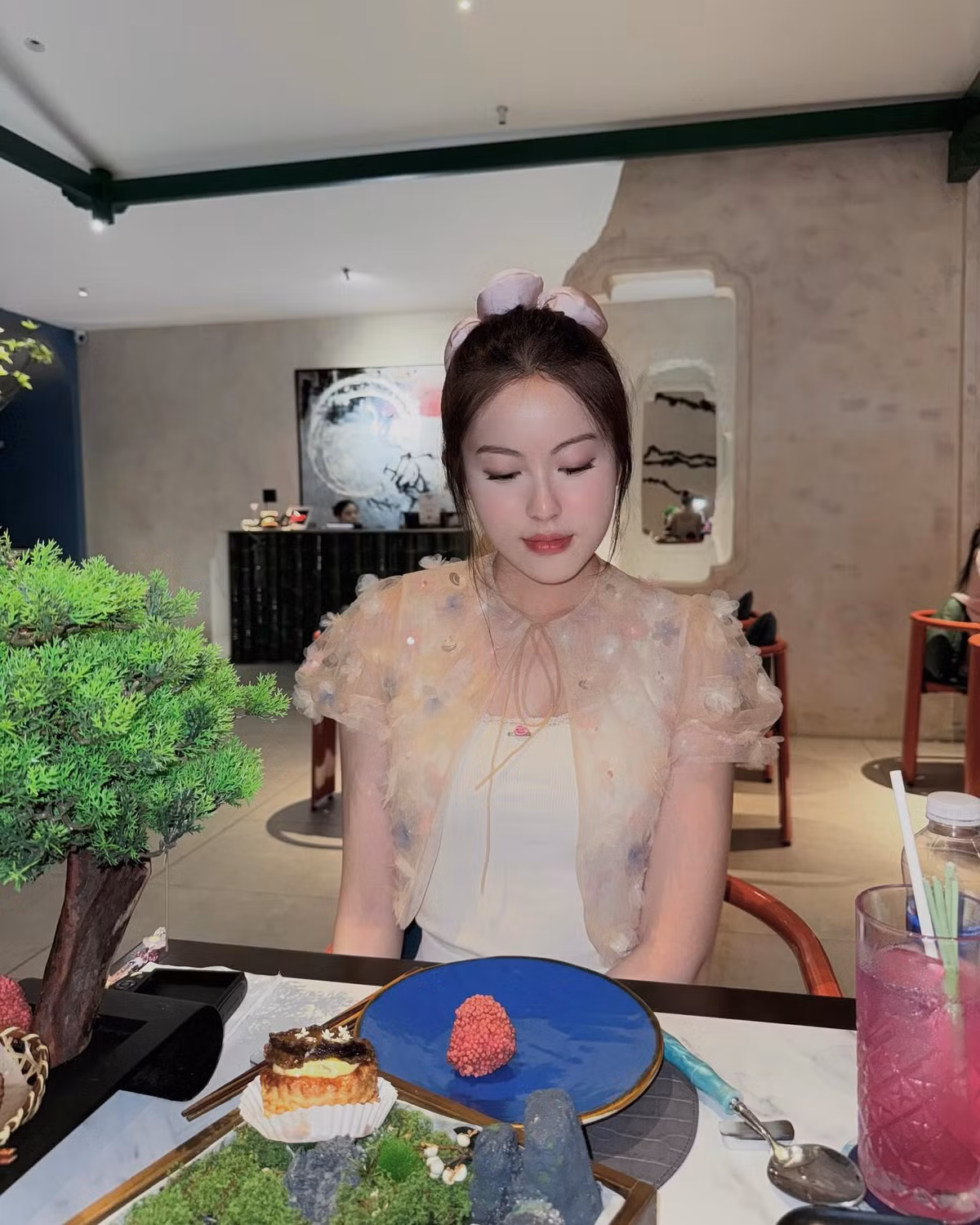 Bên cạnh nhan sắc nổi bật, điểm đáng chú ý chính là những chiếc bánh hình thù dễ thương do chính tay Mỹ Hàn thực hiện. Cô không chỉ khéo tay trong gian bếp mà còn khéo léo chọn không gian thưởng trà đậm chất Nhật Bản để ghi lại những khoảnh khắc đậm chất “healing”.