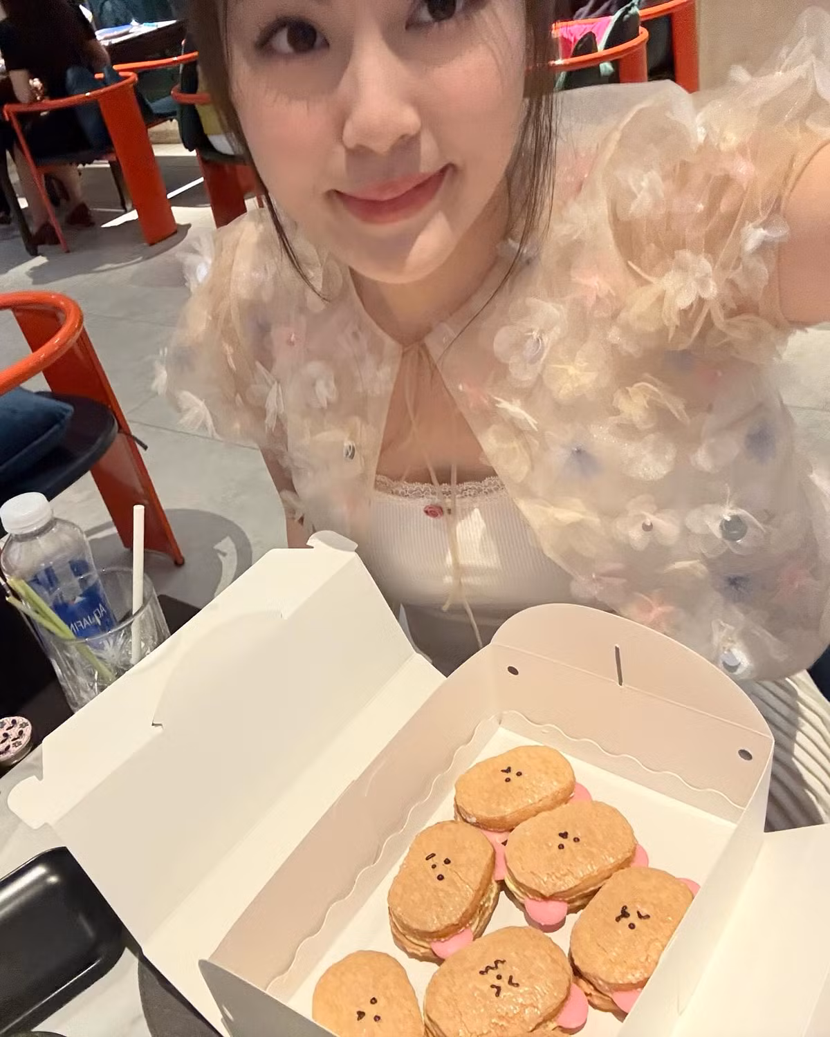 Loạt ảnh nhanh chóng thu hút sự chú ý của cư dân mạng, nhiều người để lại bình luận khen ngợi nhan sắc "kẹo ngọt" và phong cách sống tinh tế của hot girl 9x. Nhiều fan còn đùa rằng: “Không biết bánh ngon không, chứ người là đủ ngọt rồi!”