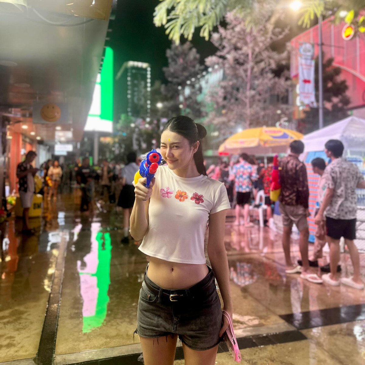 Cô nàng quẩy hết mình trong lễ hội.