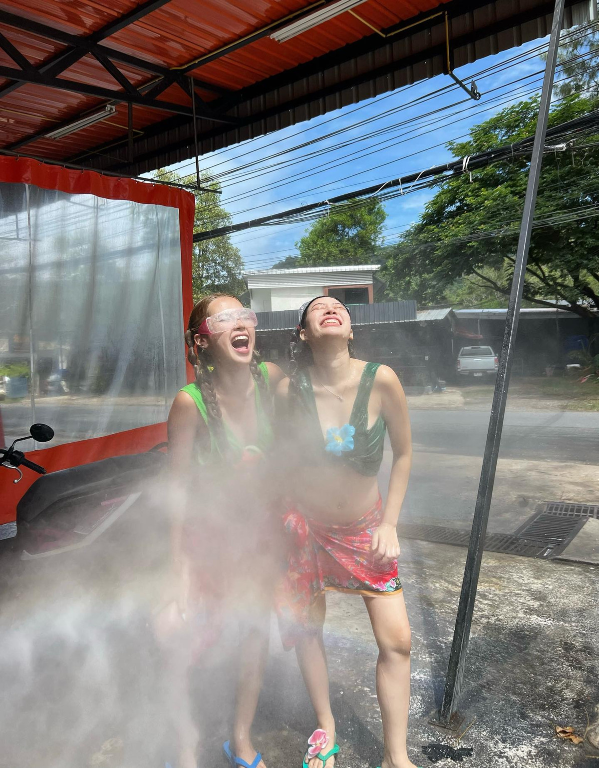 Lễ hội té nước năm nay không chỉ là cuộc vui của sắc màu và âm nhạc, mà còn là “sàn diễn thời trang” thực thụ khi giới trẻ khắp nơi đổ về Bangkok tham dự. Những outfit nóng bỏng, sặc sỡ không chỉ thể hiện cá tính mà còn lan tỏa tinh thần lễ hội sôi động, trẻ trung của mùa hè.