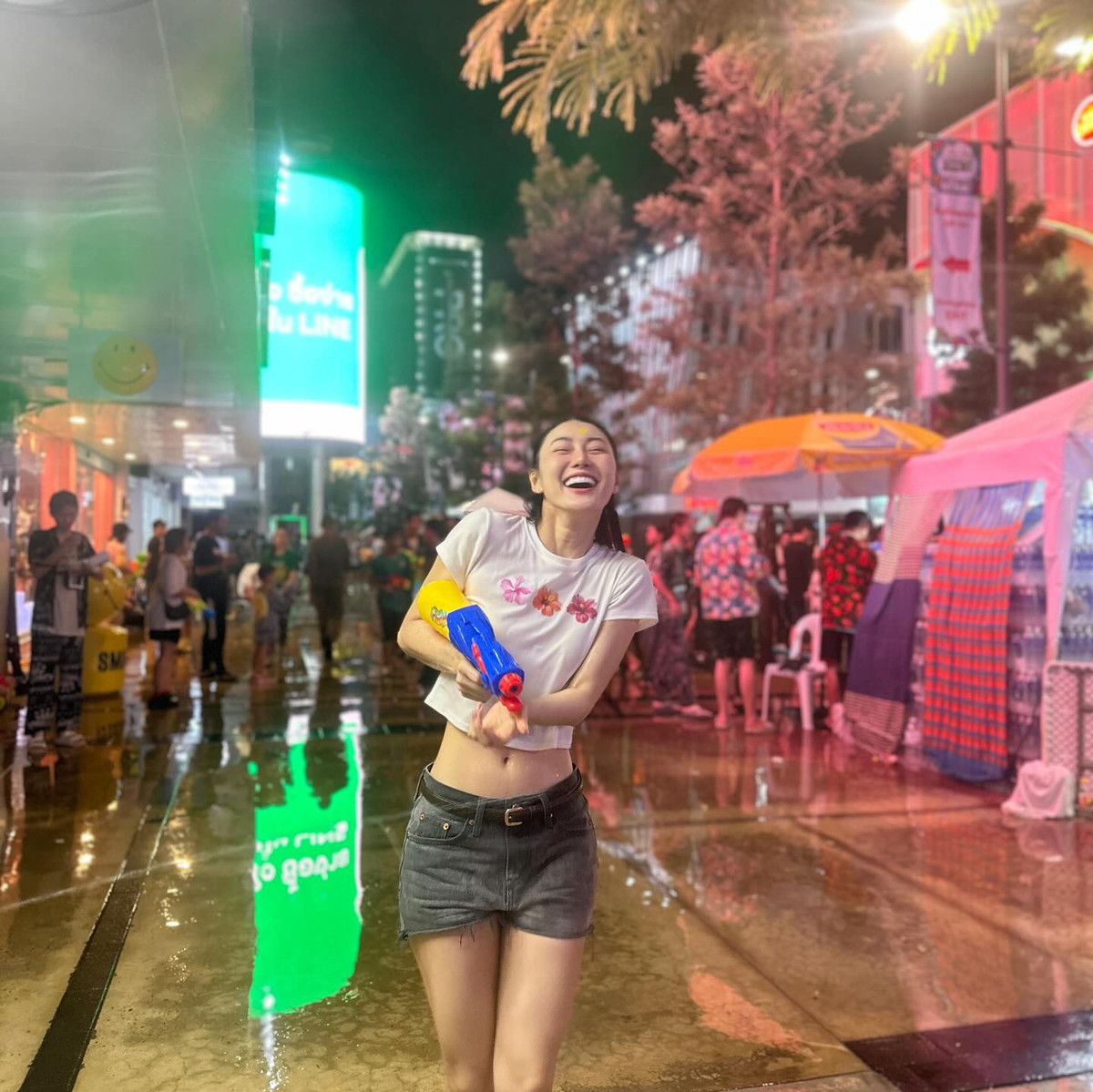 Parichart Buahem - mỹ nhân đạt danh hiệu Miss Grand Samut Songkhram 2020 tham gia lễ hội té nước năm nay với outfit đơn giản năng động gồm áo croptop trắng kết hợp với quần short jean.