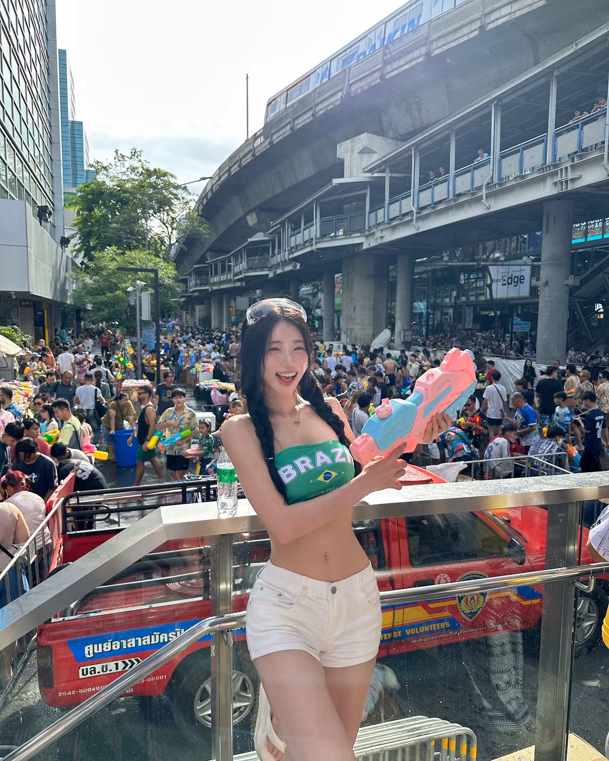 Còn nàng hot girl Hàn Quốc - Kim Min-kyoung thì khoe dáng trong set đồ cắt xẻ táo bạo, ôm sát body khoe trọn vòng eo thon gọn cùng làn da trắng nổi bật giữa đám đông lễ hội.