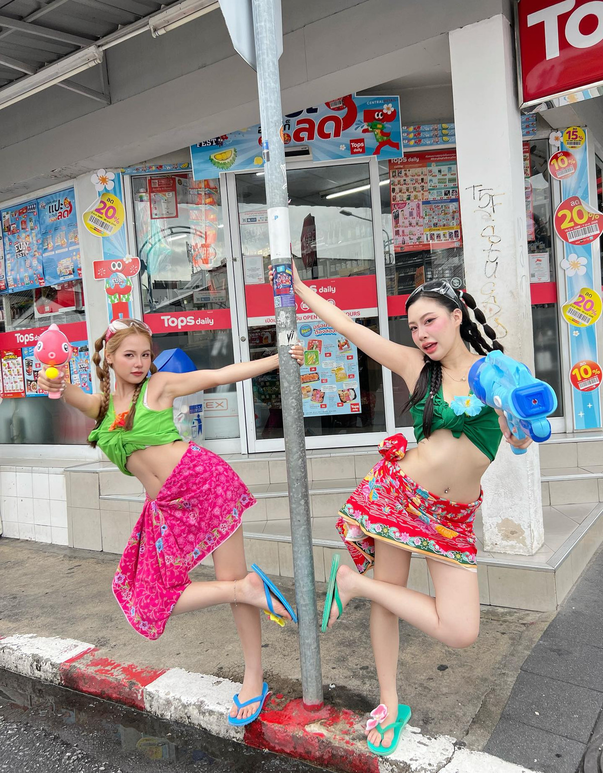 Kết hợp cùng sandal, tóc tết và layout trang điểm đậm chất lễ hội, các cô gái dễ dàng chiếm spotlight ở mọi khung hình.