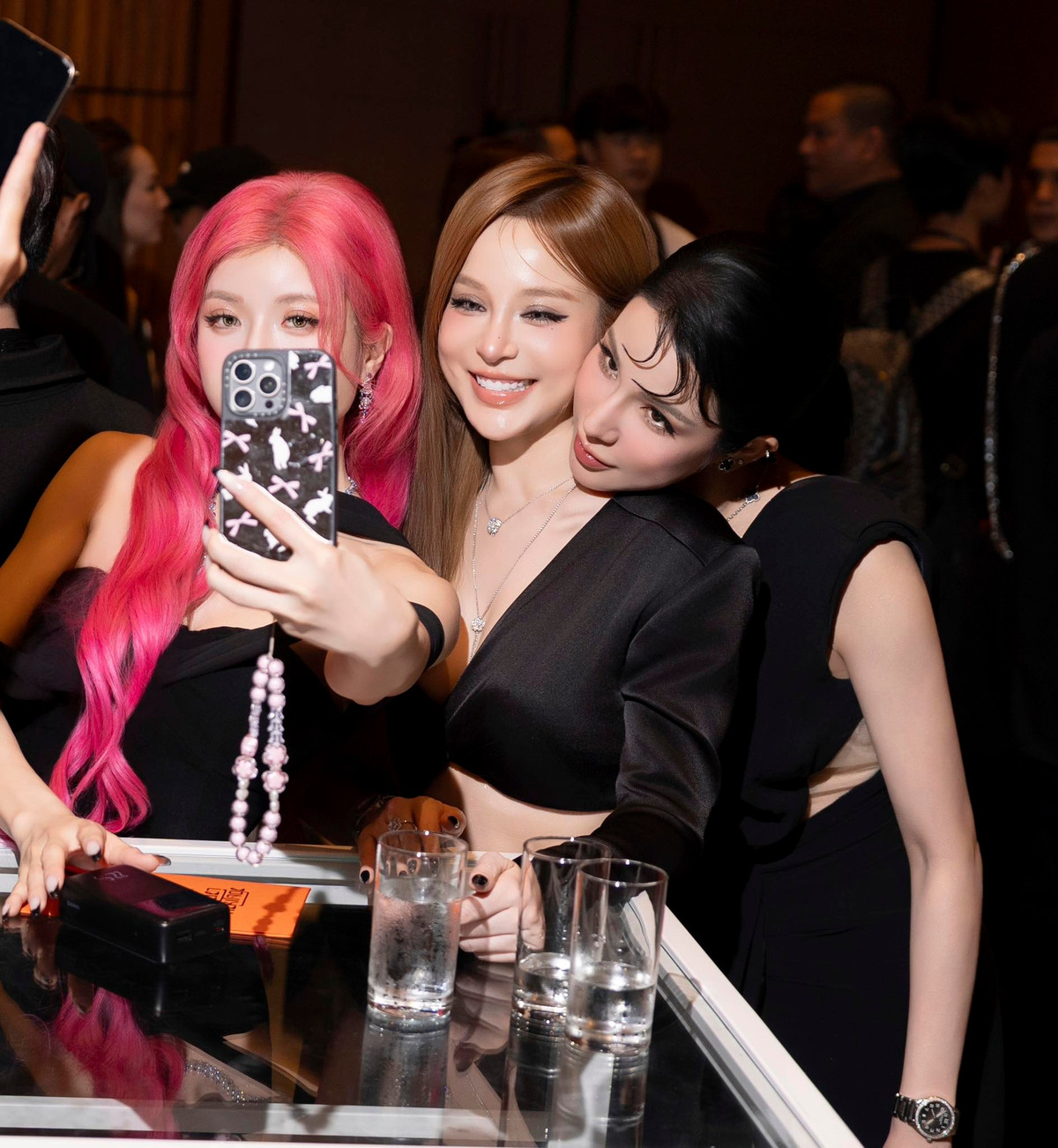 Tại sự kiện lần này, không chỉ Huyền Baby mà nhiều mỹ nhân Việt khác cũng diện những thiết kế tinh tế từ NTK Lê Thanh Hòa, tạo nên một đêm thời trang mãn nhãn.