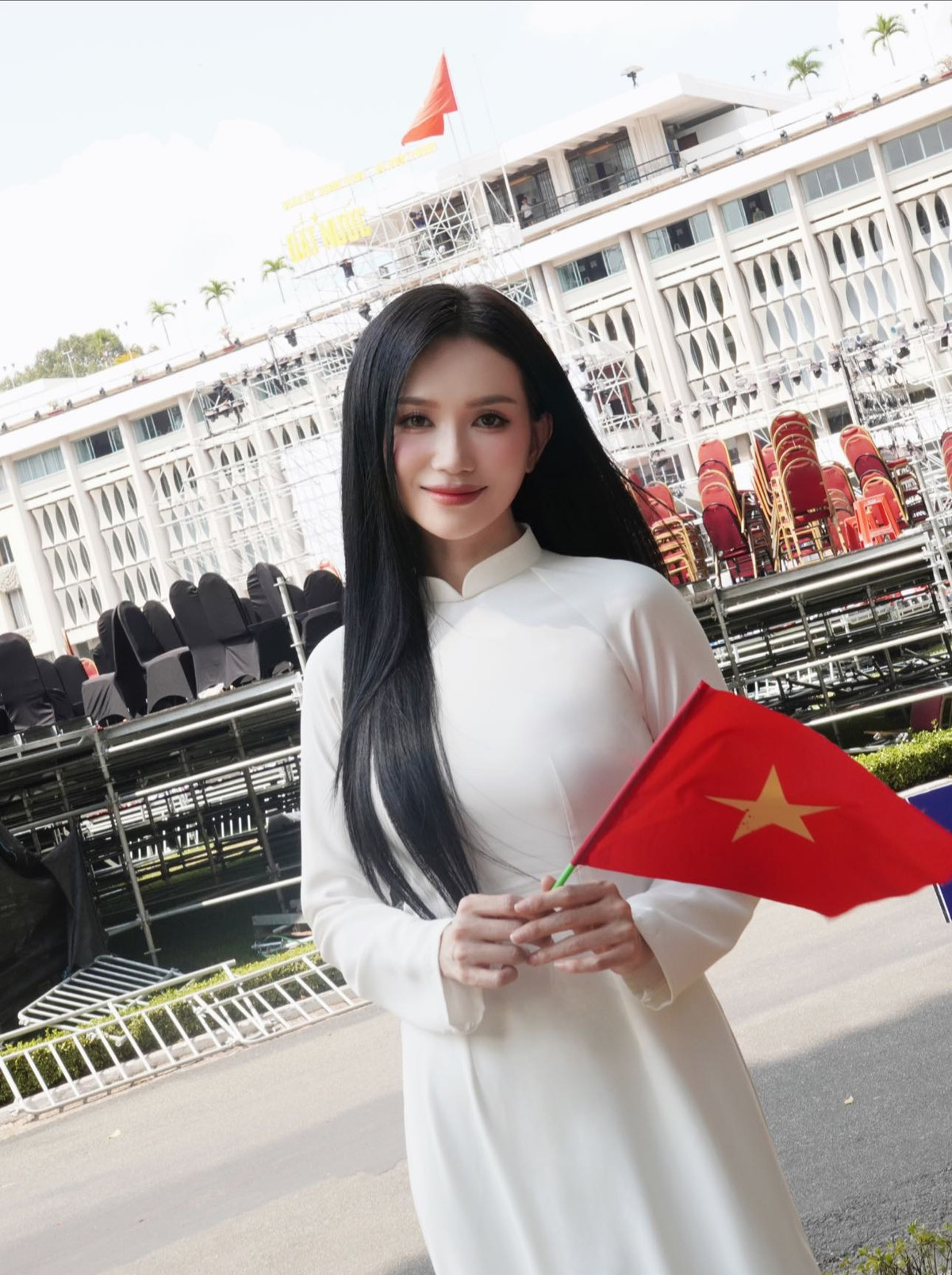 Diện áo dài trắng truyền thống, mái tóc đen suôn mượt, gương mặt rạng rỡ cùng nụ cười dịu dàng, Sĩ Thanh tái hiện trọn vẹn hình ảnh người con gái Việt Nam dịu dàng, kiêu hãnh và đầy tự hào.