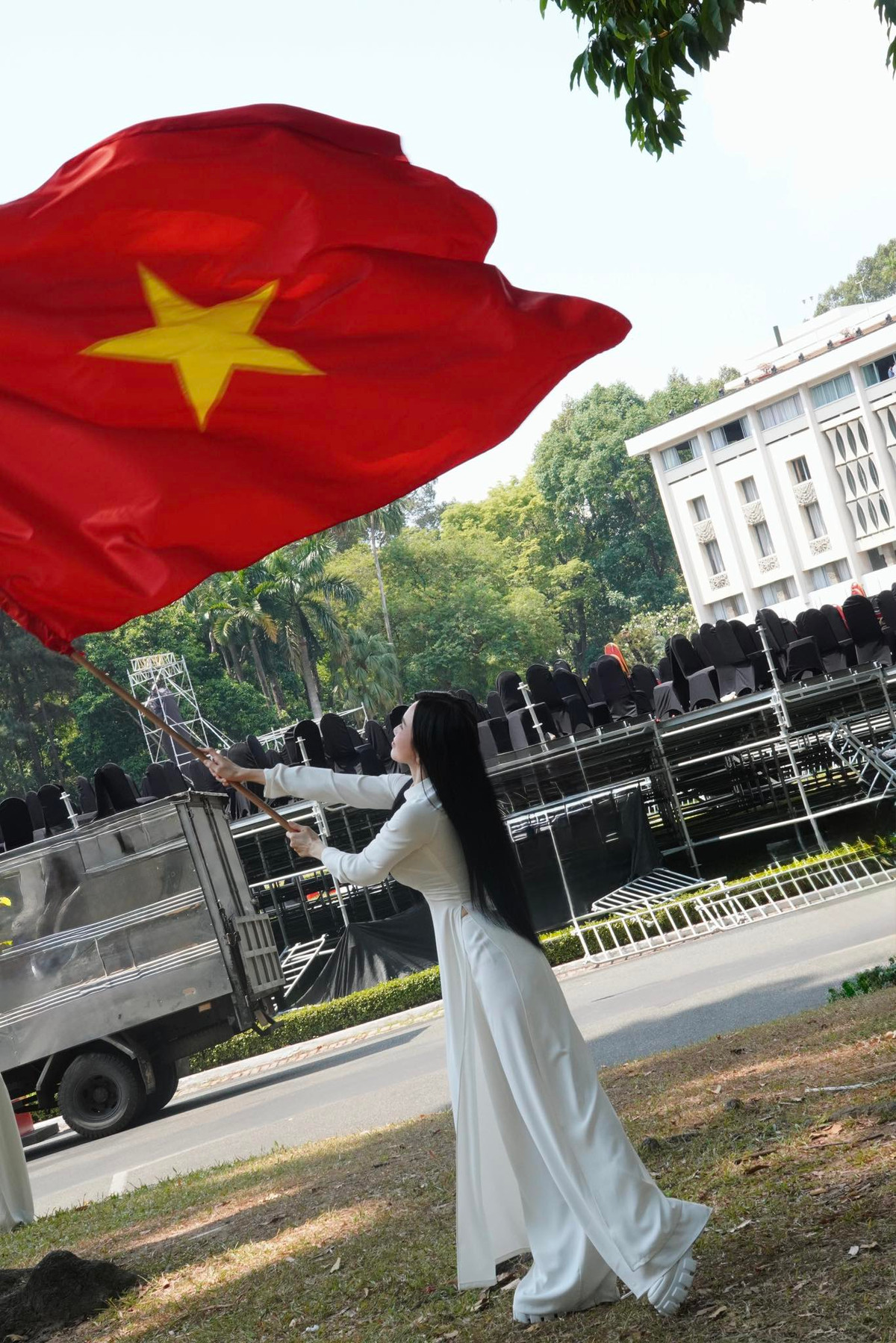 Khoảnh khắc cô nâng niu lá cờ đỏ sao vàng bay phấp phới trong gió không chỉ gây xúc động mà còn lan tỏa tinh thần yêu nước mãnh liệt.