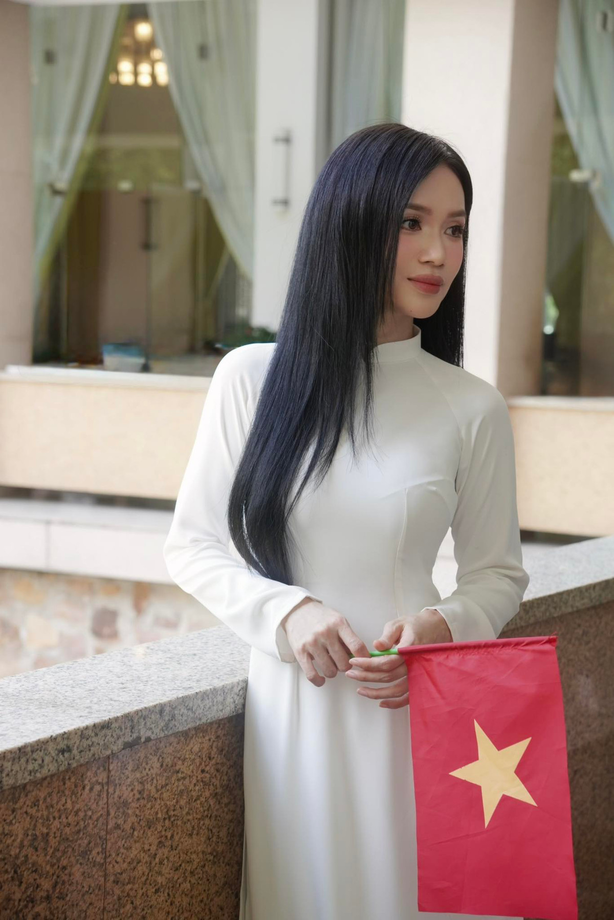 Bắt đầu sự nghiệp với vai trò VJ và ca sĩ, Sĩ Thanh nhanh chóng ghi dấu trong lòng công chúng qua các bản hit như Oh My Chuối, Xa Anh Chậm Chậm Thôi hay Lạc Nhau Có Phải Muôn Đời. Ngoài âm nhạc, cô còn “lấn sân” sang lĩnh vực phim ảnh với những vai diễn duyên dáng trong các web drama, sitcom đình đám như Chiến Dịch Chống Ế, Giải Mã NT56...