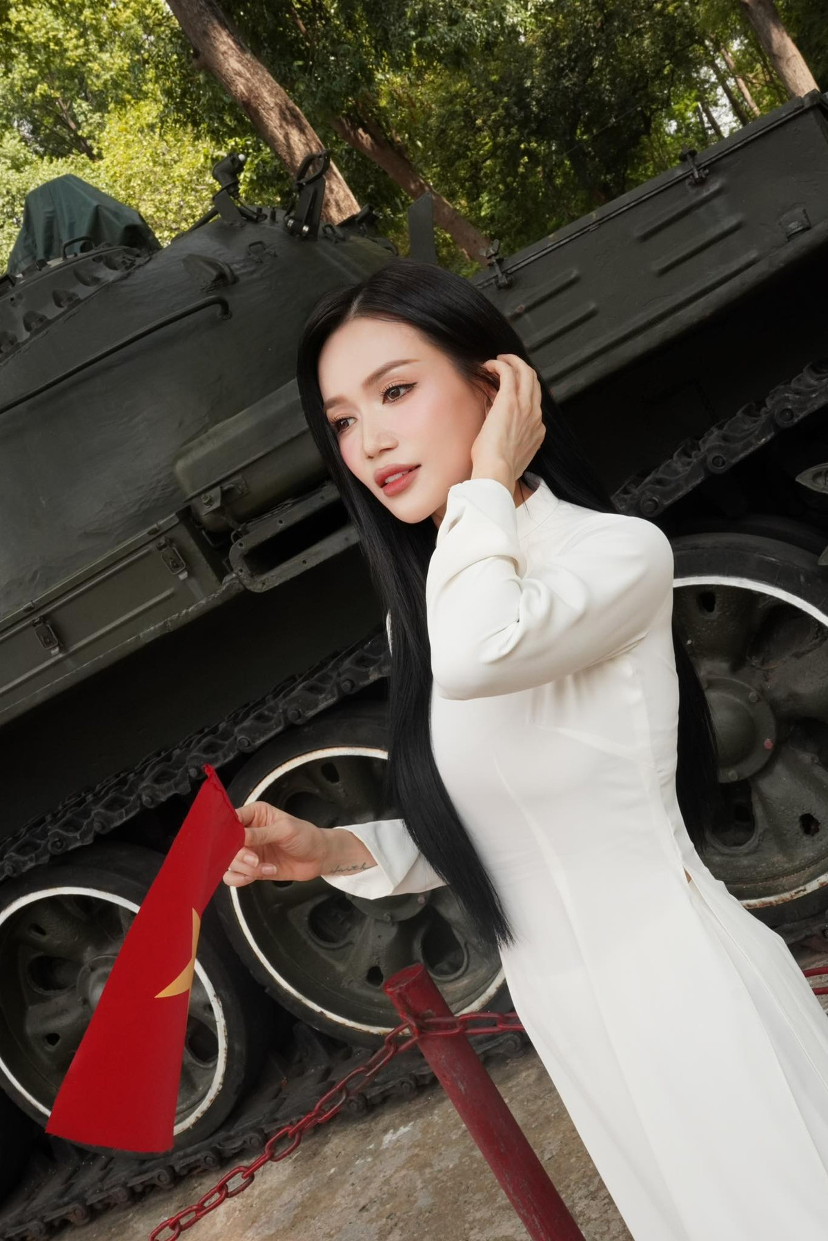 Dưới phần bình luận, cư dân mạng không tiếc lời khen ngợi vẻ đẹp vừa truyền thống vừa hiện đại của Sĩ Thanh. Nhiều người gọi cô là “nàng thơ mùa đại lễ”, người khác lại ví cô như bước ra từ tranh vẽ – nhẹ nhàng mà đầy sức sống.