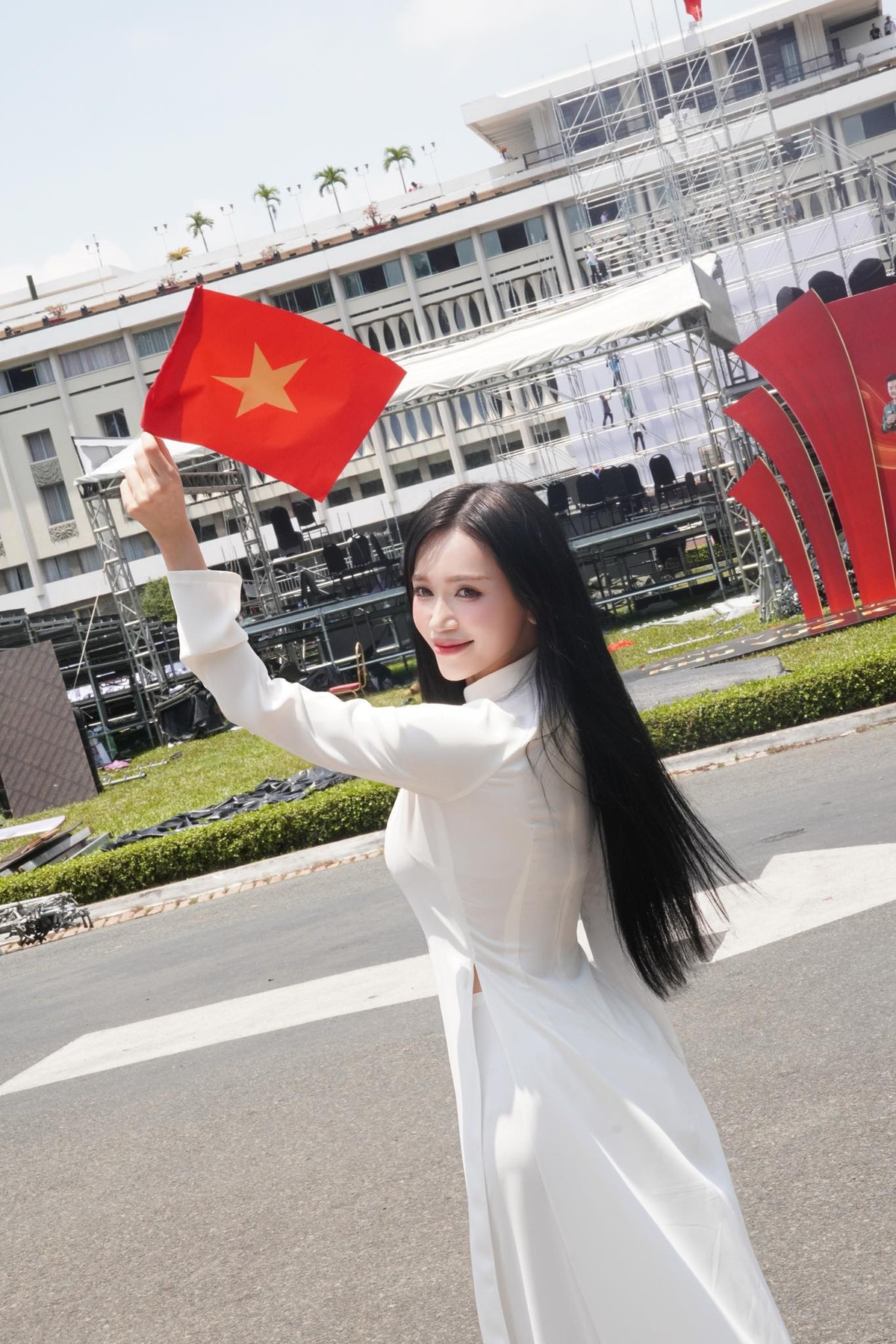 Tuy nhiên, mỗi khi diện áo dài, nữ nghệ sĩ lại mang đến một vẻ đẹp rất khác – đằm thắm, dịu dàng và đầy khí chất Á Đông.