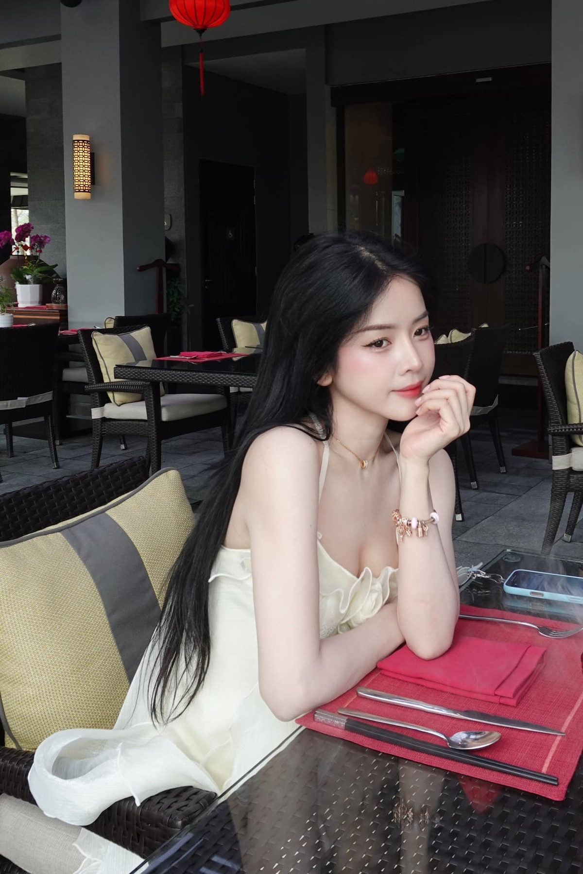 Với khả năng chơi nhạc điêu luyện, phong cách trình diễn chuyên nghiệp và nguồn năng lượng tràn đầy trên sân khấu, cô nàng đã chinh phục hàng triệu khán giả.