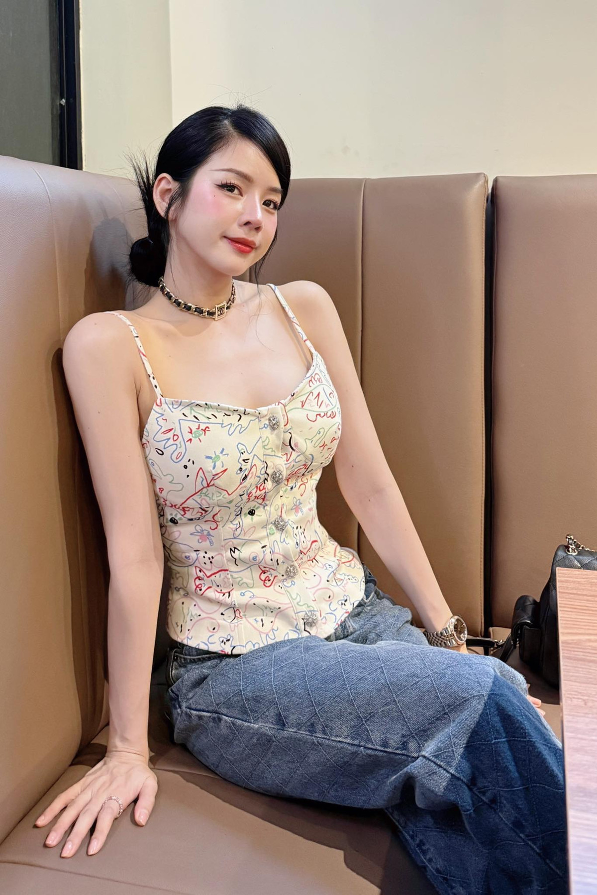 DJ Mie không chỉ gây chú ý bởi vẻ ngoài xinh đẹp mà còn là một trong những nữ DJ có gu thời trang ấn tượng nhất Vbiz. Cô nàng luôn biết cách biến hóa phong cách đa dạng, khi thì cá tính với streetwear năng động, lúc lại nữ tính, quyến rũ trong những bộ váy lộng lẫy.