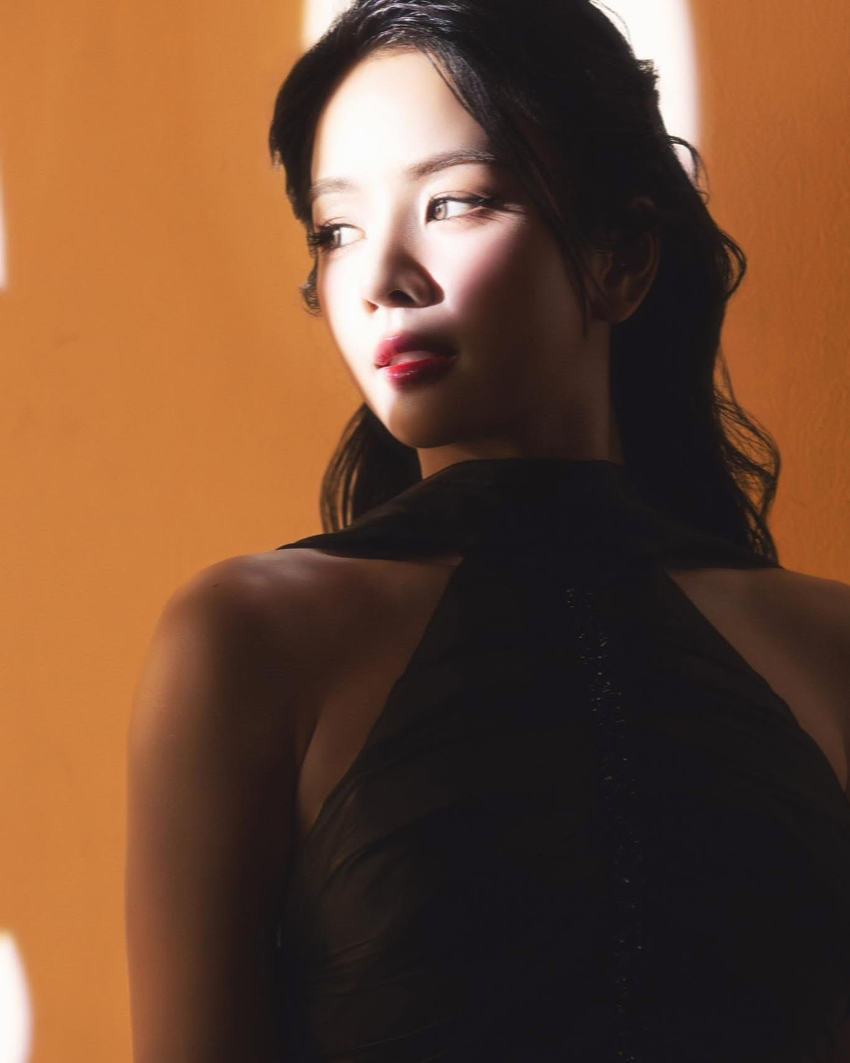 Chi tiết đính kết tinh xảo cùng chất liệu ren đầy nghệ thuật giúp cô nàng thêm phần sang trọng mà không kém phần gợi cảm.