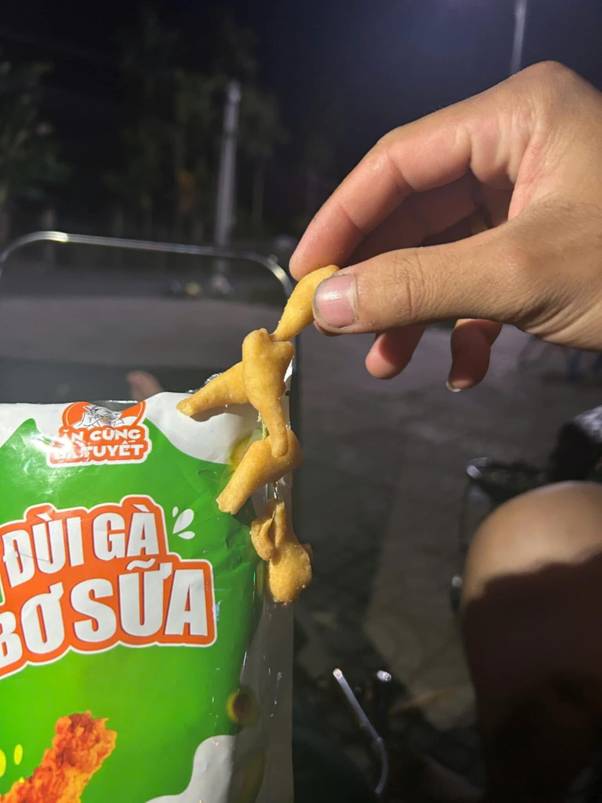 Sau sự việc về chiếc chân gà chưa chín, một tài khoản khắc cũng đã lên tiếng "bóc phốt" khi phát hiện trong sản phẩm đồ ăn vặt mua về có các miếng bánh bị dính lại bởi một... sợi dây mảnh.