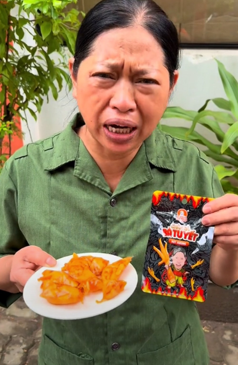 Thường xuyên theo dõi TikTok, có lẽ người dùng sẽ không mấy xa lạ với kênh Ăn cùng Bà Tuyết. Những món đồ ăn vặt như chân gà, que cay...vô cùng hấp dẫn đối với nhiều người, đặc biệt là các bạn trẻ. Tuy nhiên thời gian gần đây, "Ăn Cùng Bà Tuyết" đang rơi vào tâm bão dư luận khi liên tục dính loạt “phốt”, khiến khách hàng hoang mang.