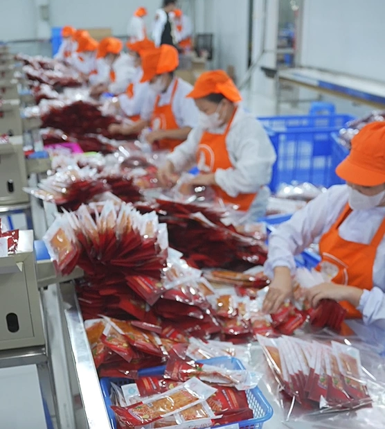 Trước hai sự cố gần nhất, làn sóng "tẩy chay" đồ ăn vặt bà Tuyết đang diễn ra mạnh mẽ trên mạng xã hội. Tài khoản T.N bày tỏ: "Thật sự không hiểu sao bà này còn nổi được đến tận bây giờ. Rồi thì các cửa hàng nhỏ lẻ bất chấp nhập về quảng bá cho sản phẩm bà tuyết. Trong khi mình suốt ngày phải cấm các con mua mấy đồ này ở cổng trường thì bạn bè con mình mua xong cho chúng nó ăn cùng", tài khoản N.K.L viết: "Phải làm ra nhẽ vụ này để làm gương cho các thương hiệu nhỏ, đồ ăn phải đảm bảo vì còn liên quan đến sức khỏe người tiêu dùng".