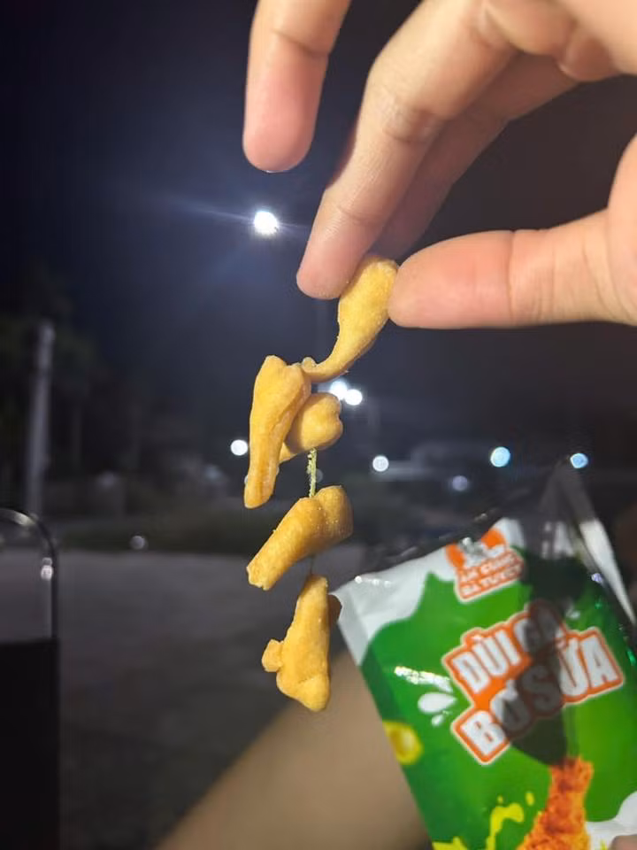 Dù không rõ nguồn gốc của sợi dây này là gì, nhưng hình ảnh được đăng tải khiến không ít người "toát mồ hôi" và không biết nên cười hay nên lo.