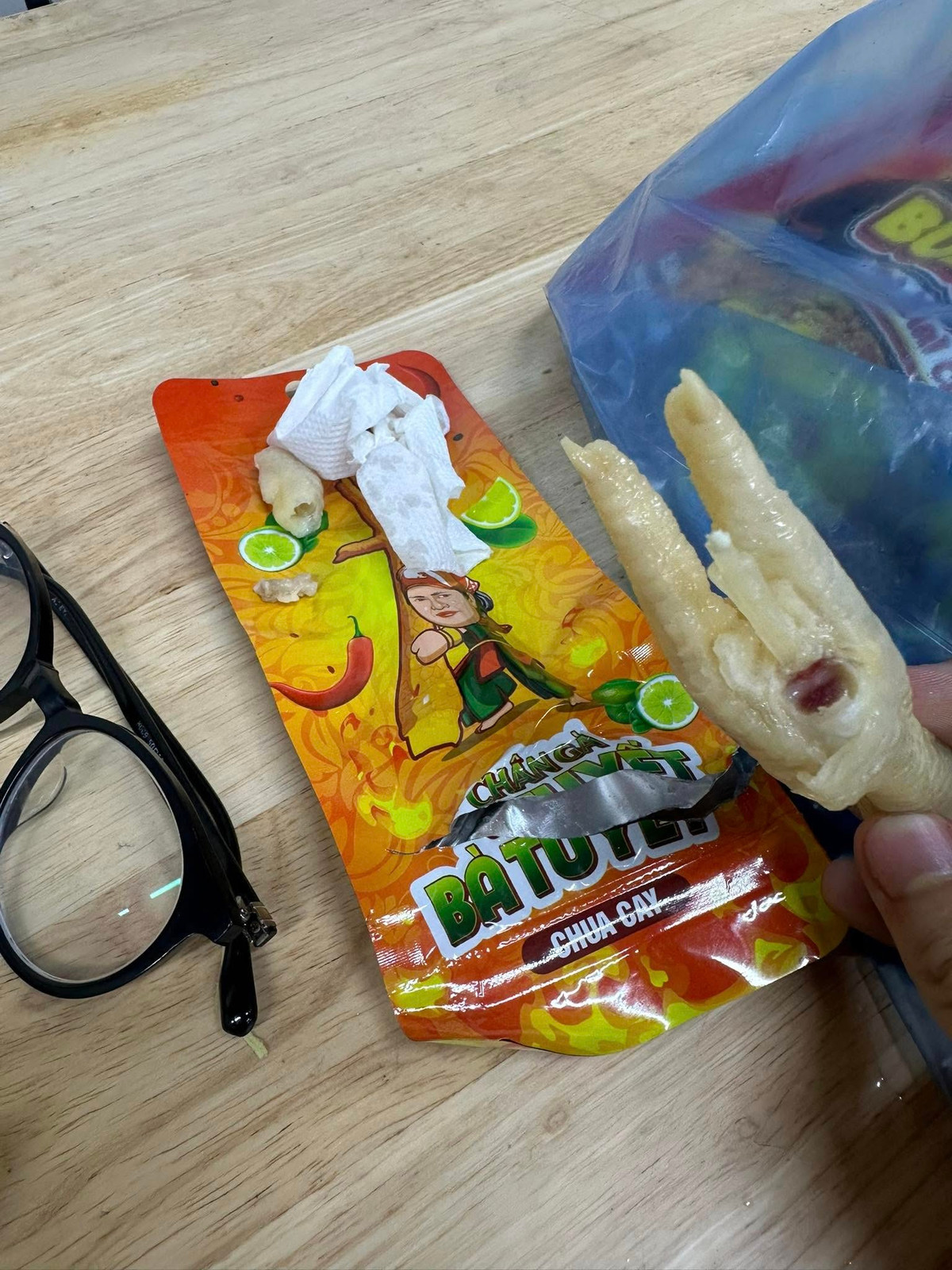 Không dừng lại ở đó, thương hiệu từng vướng phải nghi vấn đồ ăn còn sống, chưa chín kỹ, khiến khách hàng cảm thấy khó chịu và phải lập tức bỏ bữa. Vụ việc tiếp tục khiến niềm tin của người tiêu dùng bị lung lay và nhận được nhiều bình luận trái chiều.